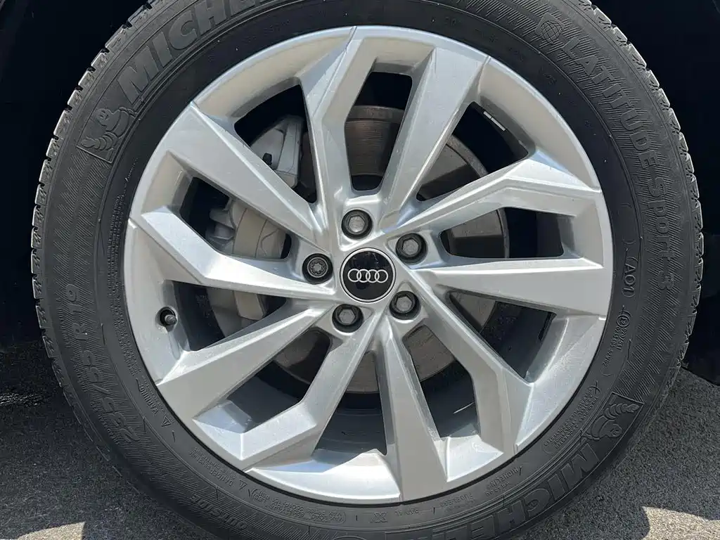 Audi Q5L — фото 14