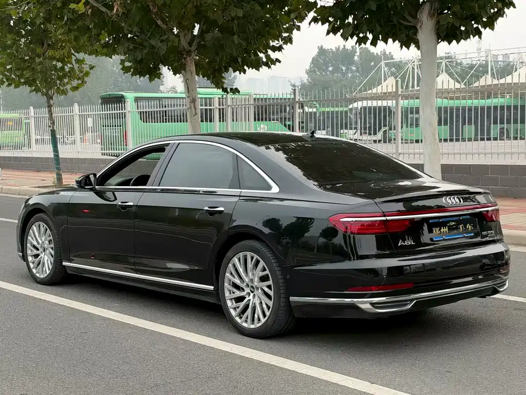 Audi A8 — фото 9