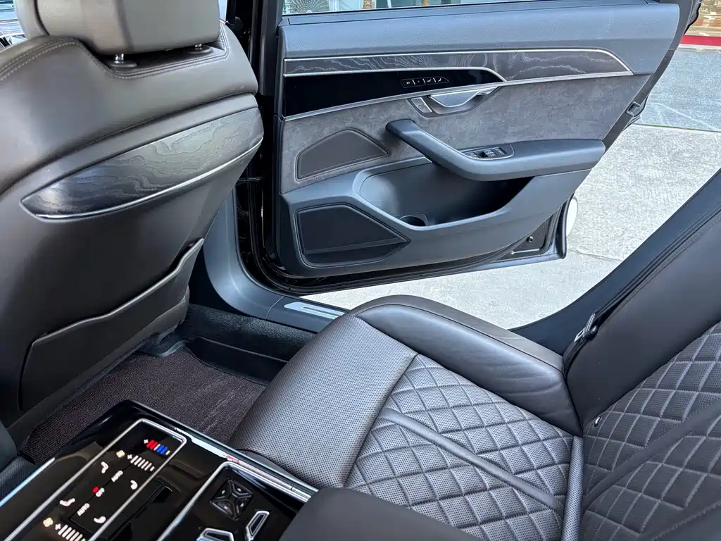 Audi A8 — фото 9