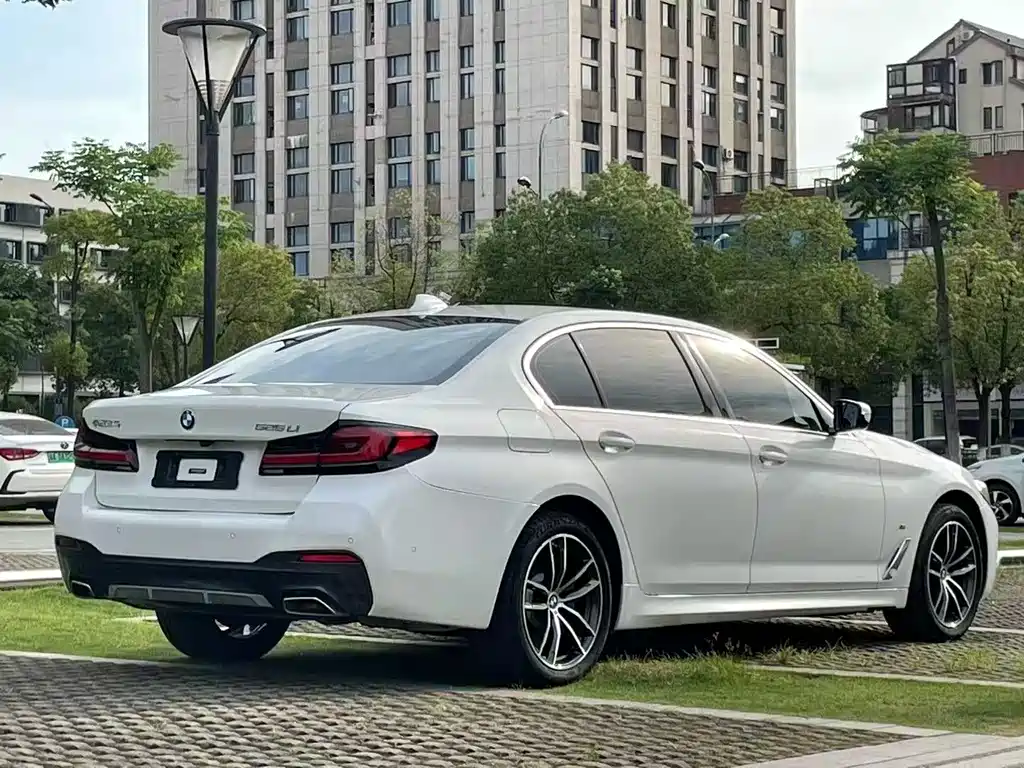 BMW 5 Series — фото 9
