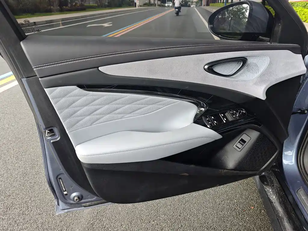 BYD Seal — фото 9