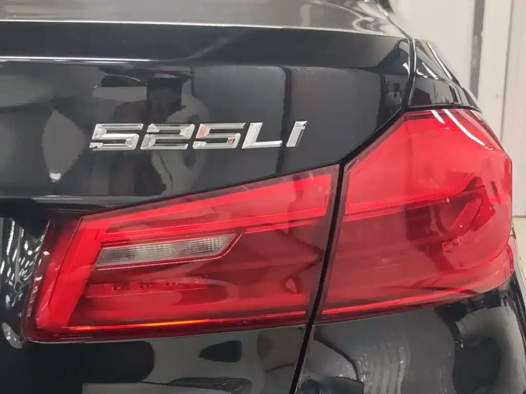 BMW 5 Series — фото 11