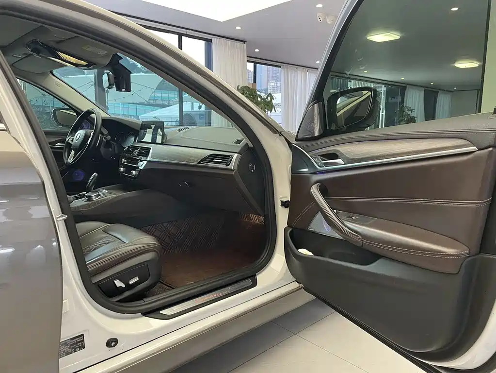 BMW 5 Series — фото 14