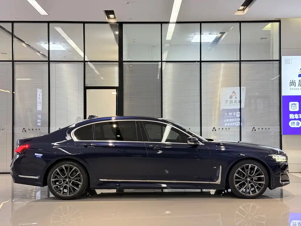 BMW 7 Series — фото 18