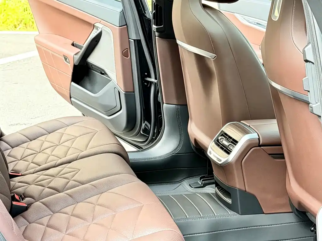 BMW 7 Series — фото 10
