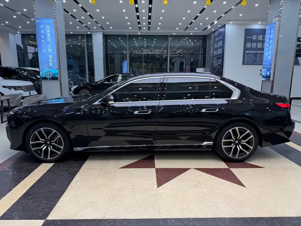 BMW 7 Series — фото 24