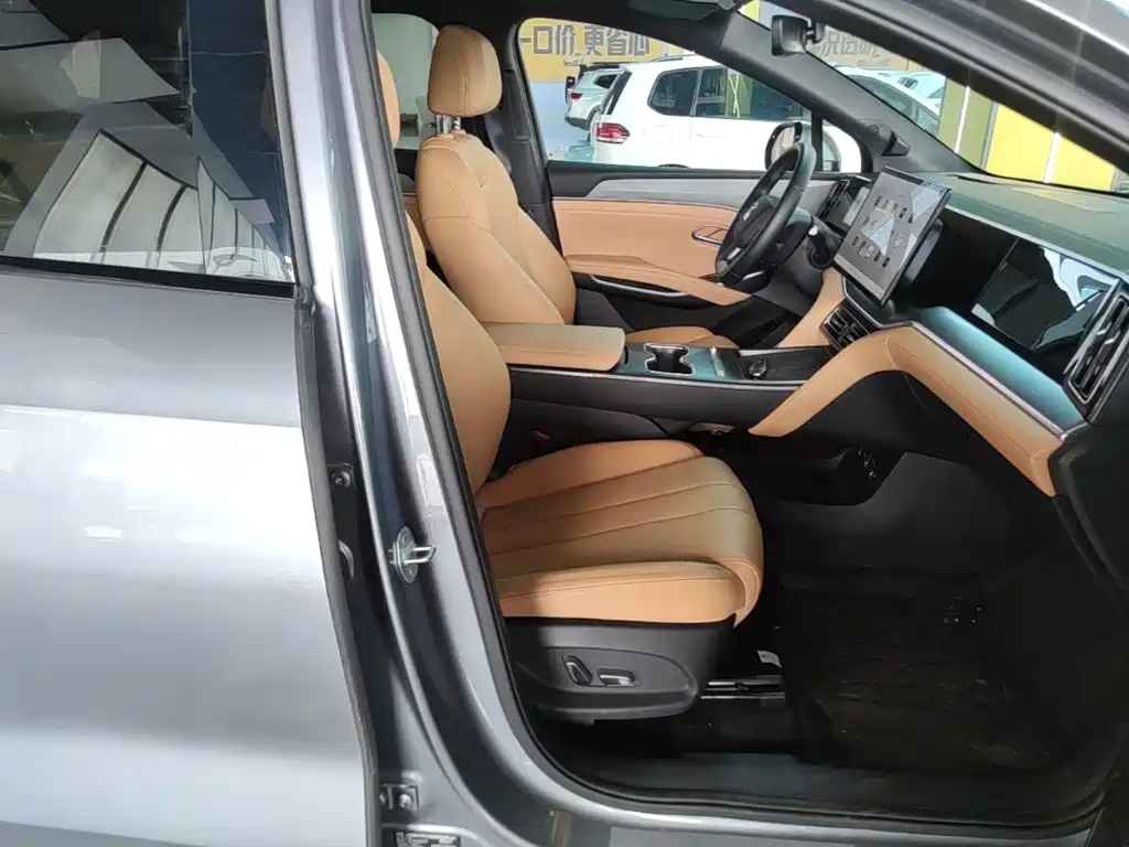 BYD L DM-i — фото 25