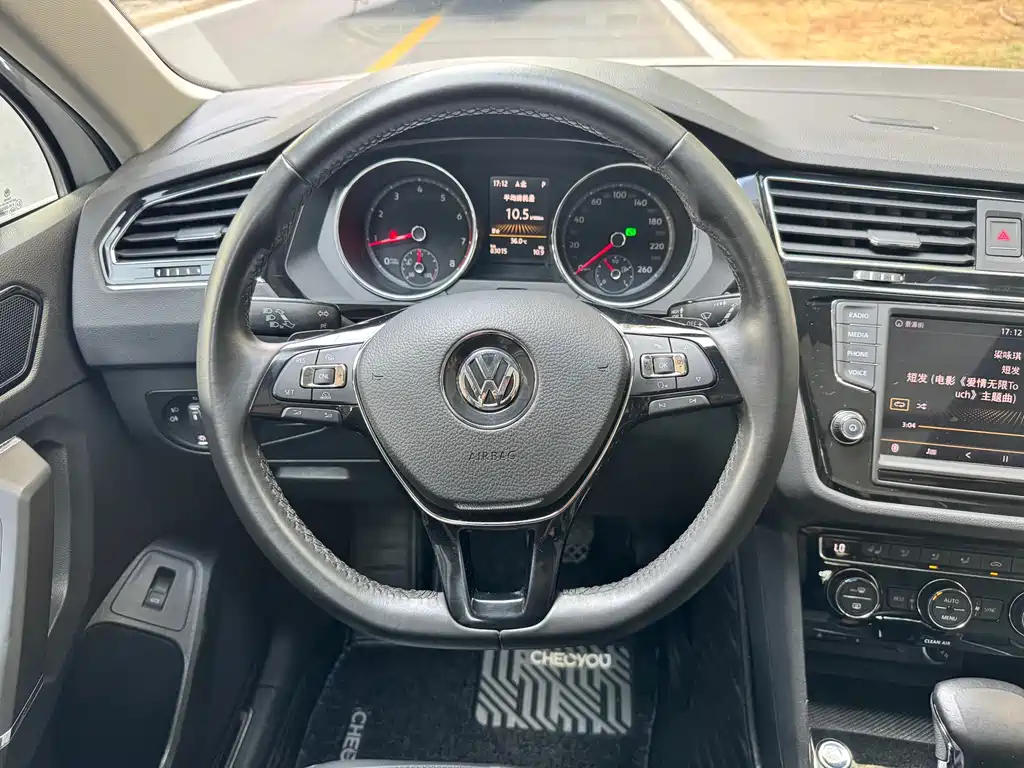 Volkswagen Tiguan L — фото 11