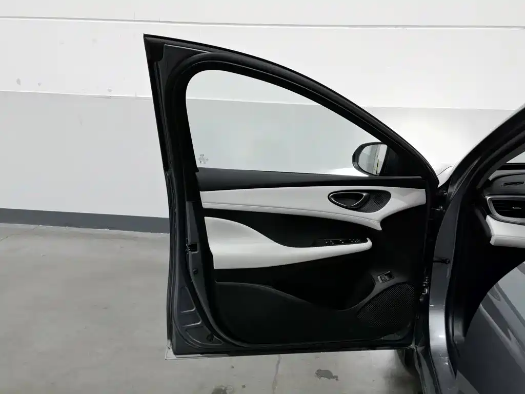 BYD Seal 05 DM-i — фото 8