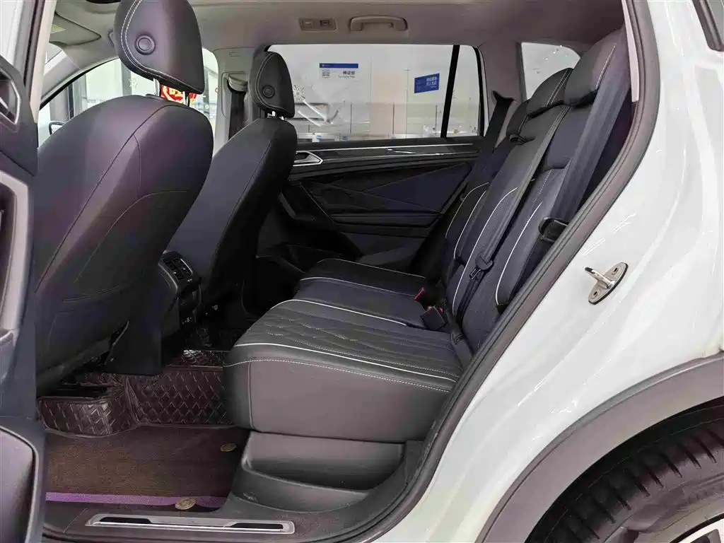 Volkswagen Tiguan L — фото 11