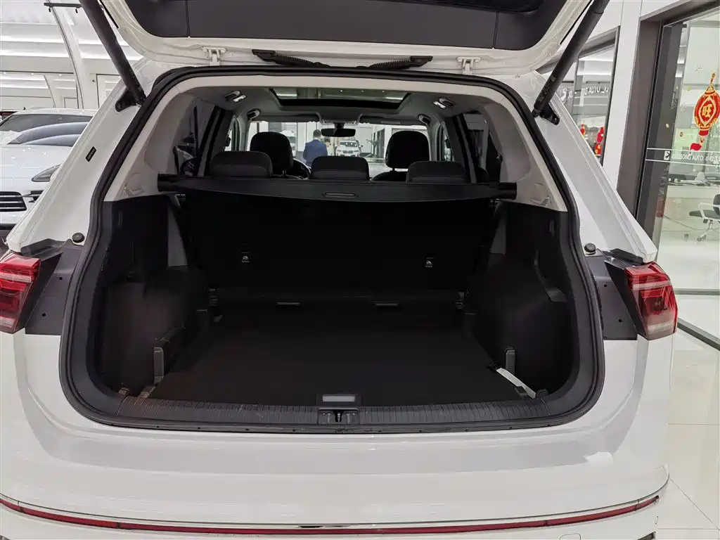 Volkswagen Tiguan L — фото 16