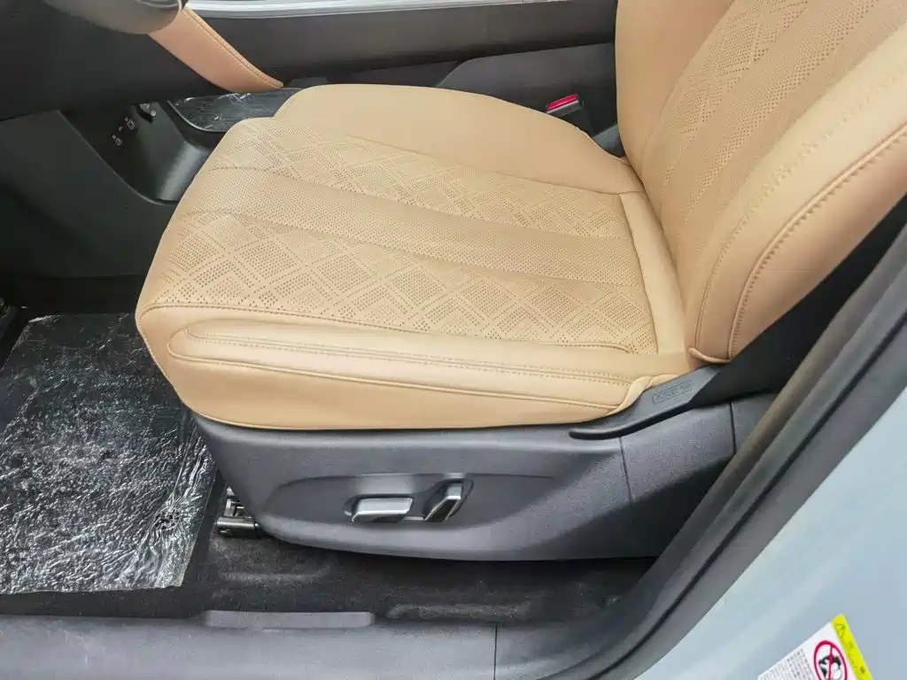 BYD L DM-i — фото 20