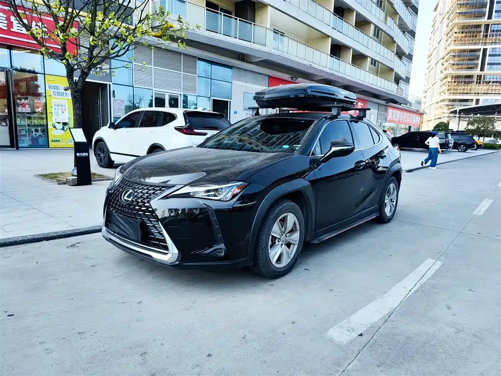 Lexus UX — фото 1