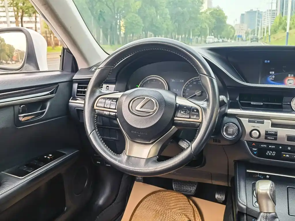 Lexus ES — фото 11
