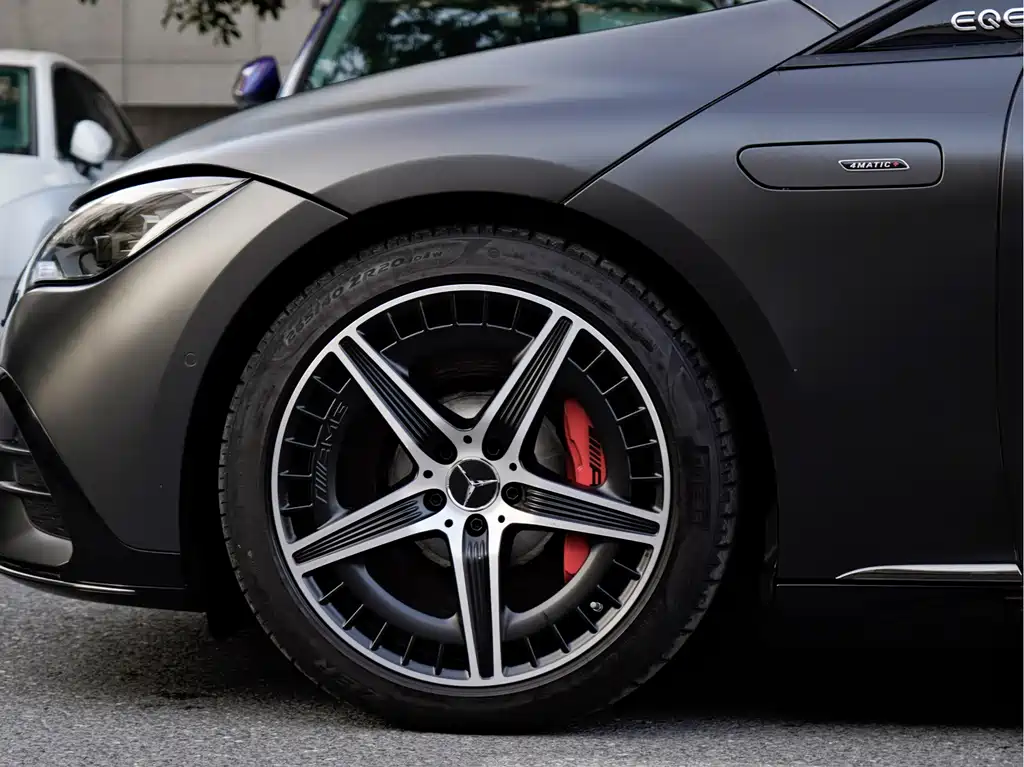 Mercedes-Benz EQE AMG — фото 8