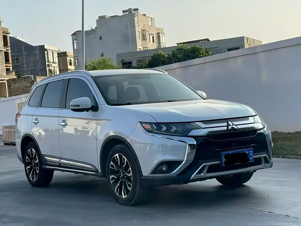 Mitsubishi Outlander — фото 2