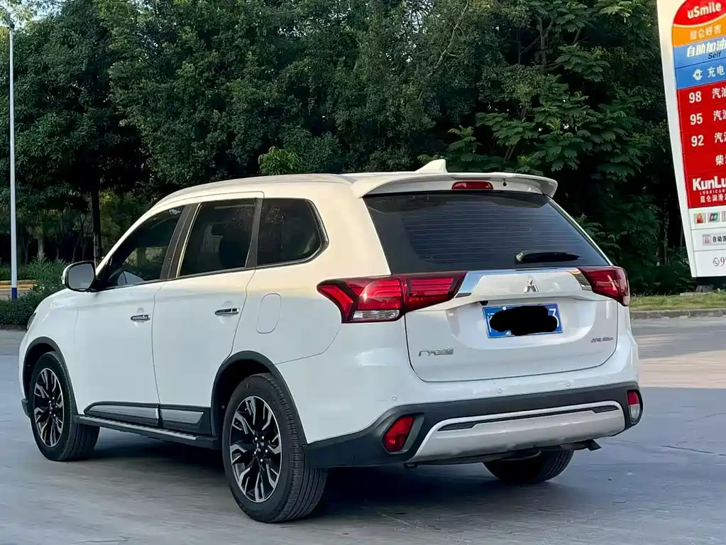 Mitsubishi Outlander — фото 4