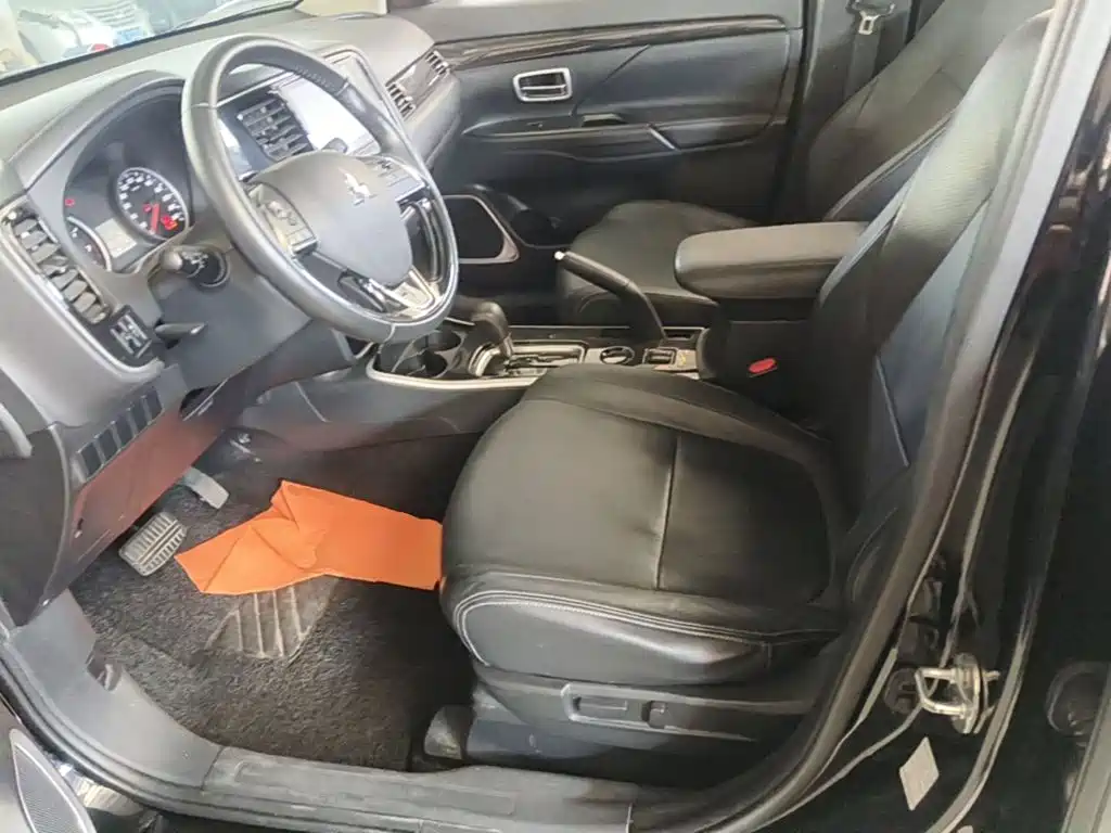 Mitsubishi Outlander — фото 14