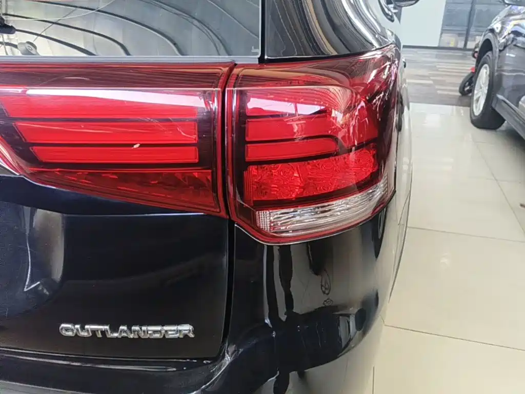 Mitsubishi Outlander — фото 7