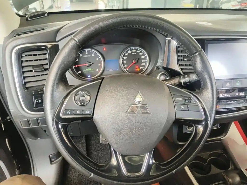 Mitsubishi Outlander — фото 10
