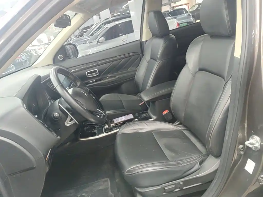 Mitsubishi Outlander — фото 14