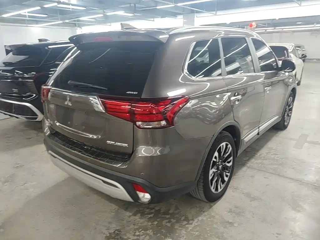 Mitsubishi Outlander — фото 6