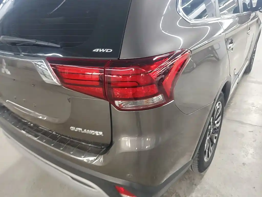 Mitsubishi Outlander — фото 7