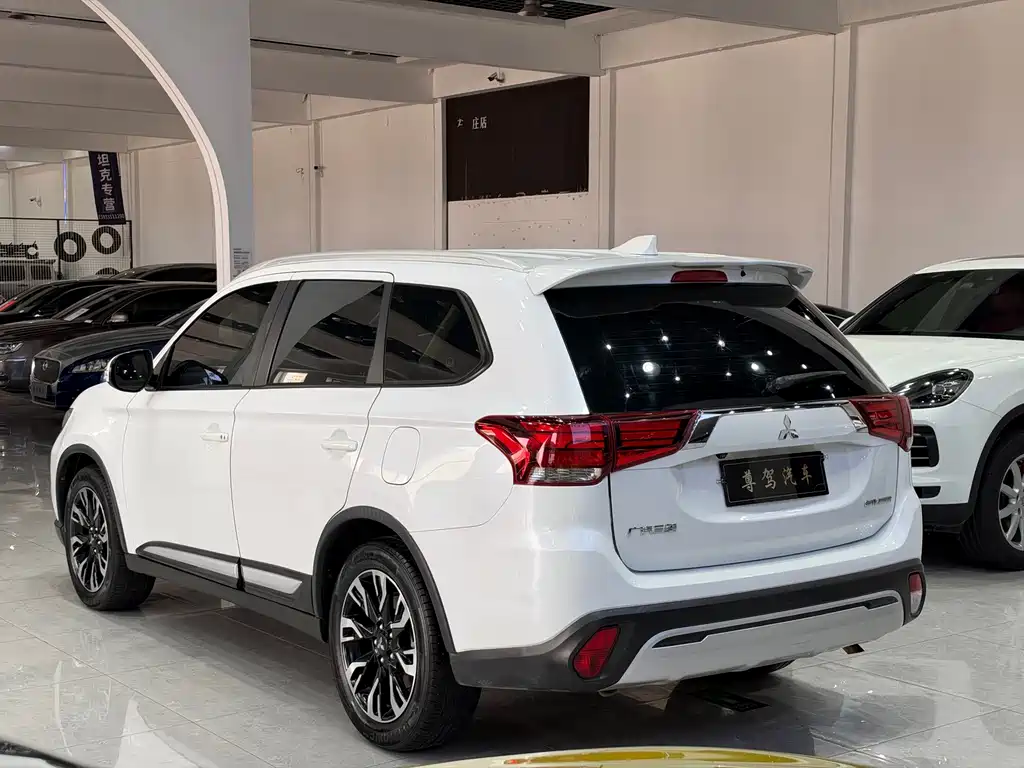 Mitsubishi Outlander — фото 14