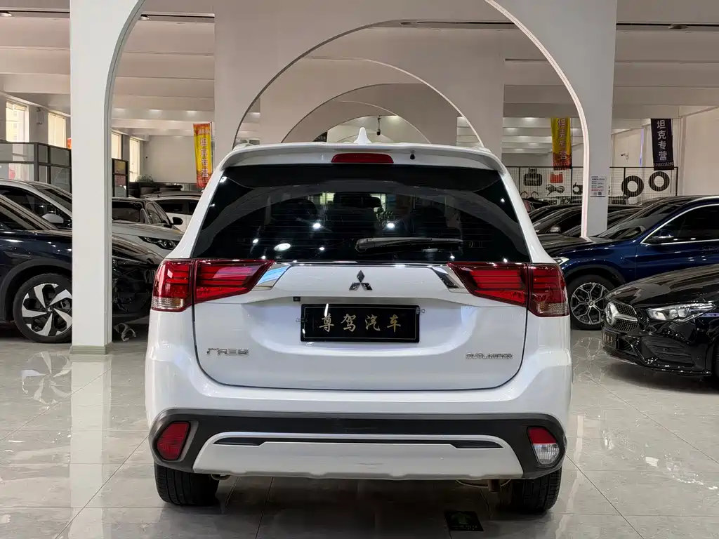Mitsubishi Outlander — фото 4
