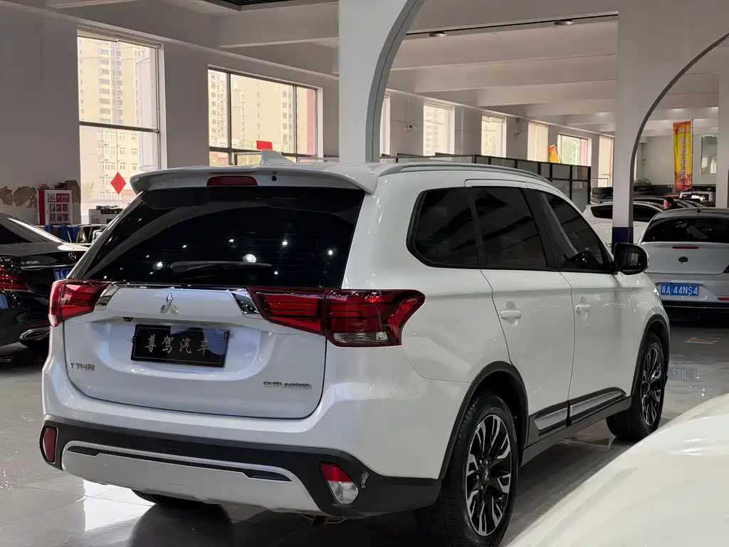 Mitsubishi Outlander — фото 5