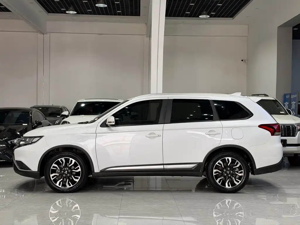 Mitsubishi Outlander — фото 6