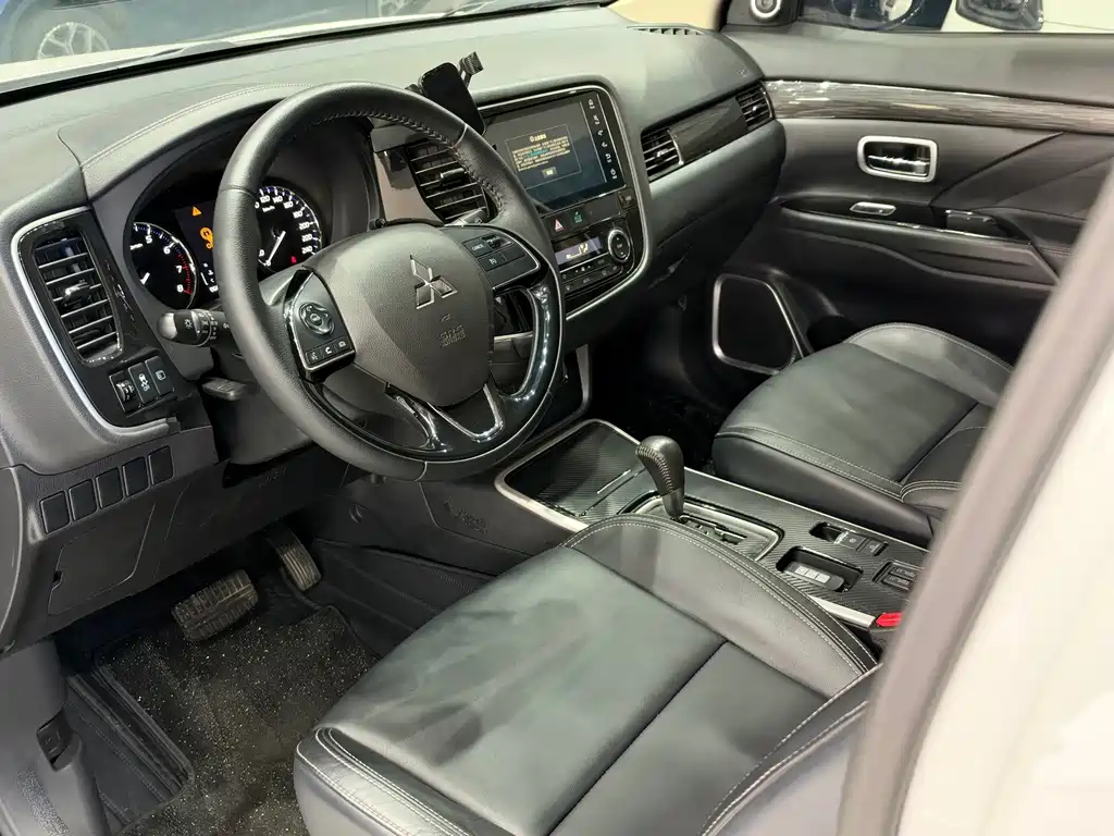 Mitsubishi Outlander — фото 9
