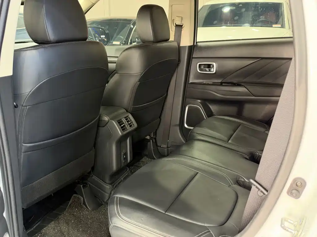Mitsubishi Outlander — фото 10
