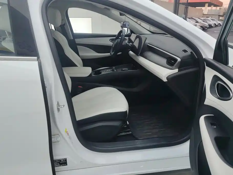 BYD Seal 05 DM-i — фото 8