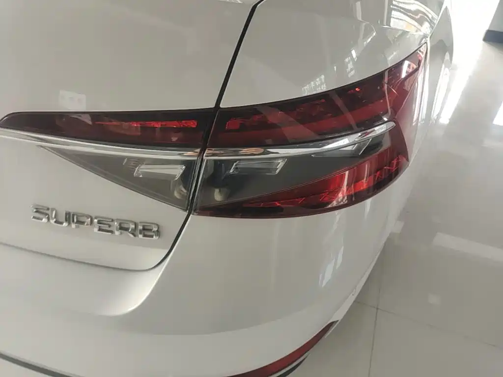 Skoda Superb — фото 7