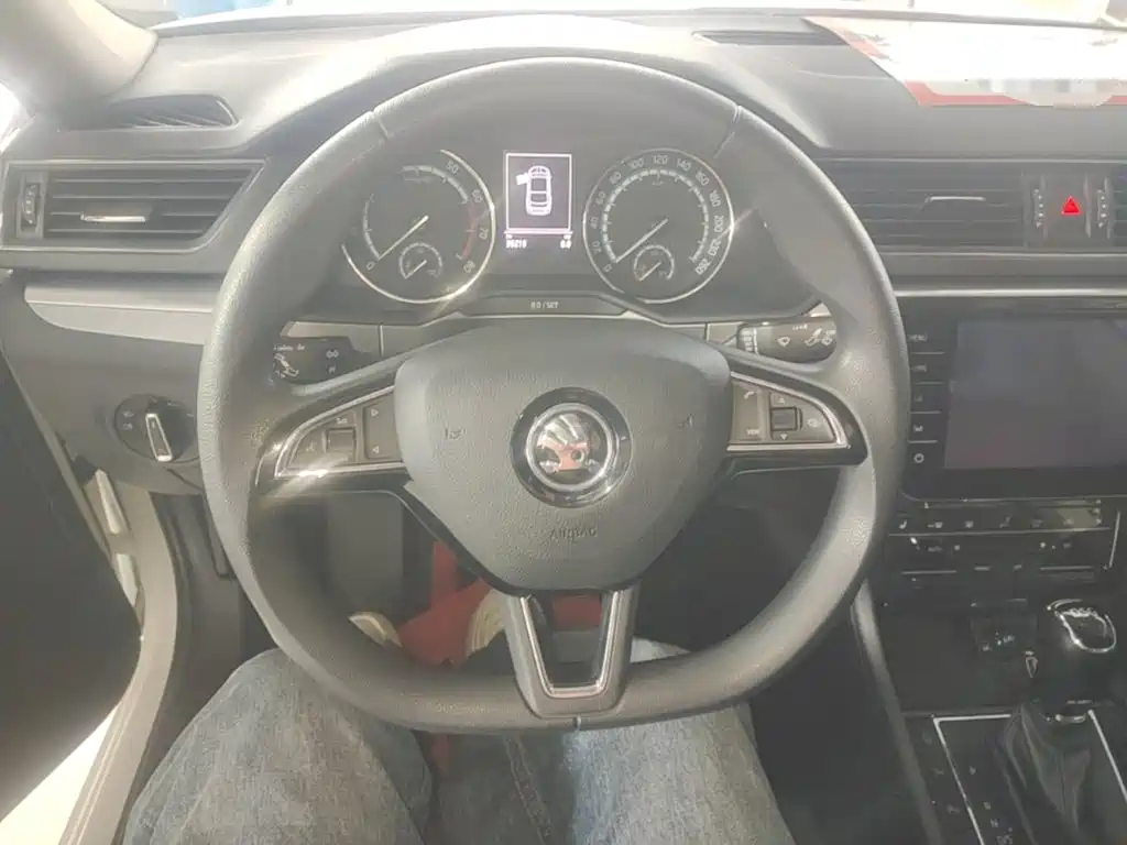 Skoda Superb — фото 10