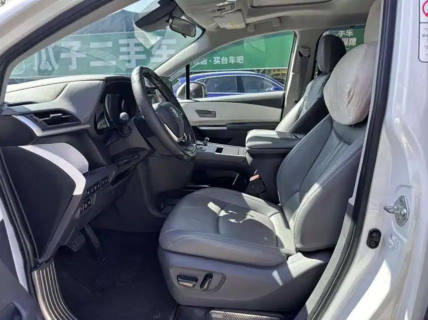 Toyota Sienna — фото 3