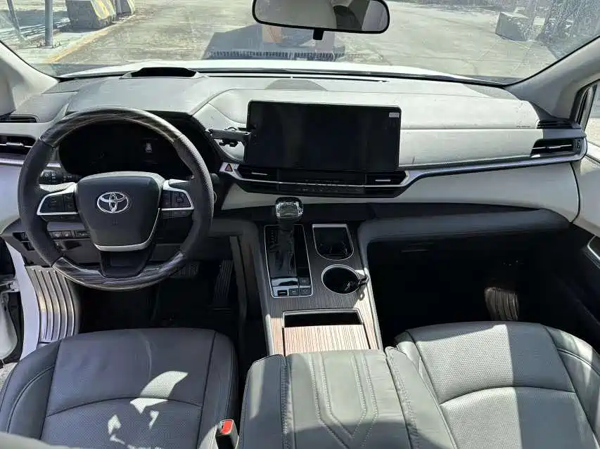 Toyota Sienna — фото 4