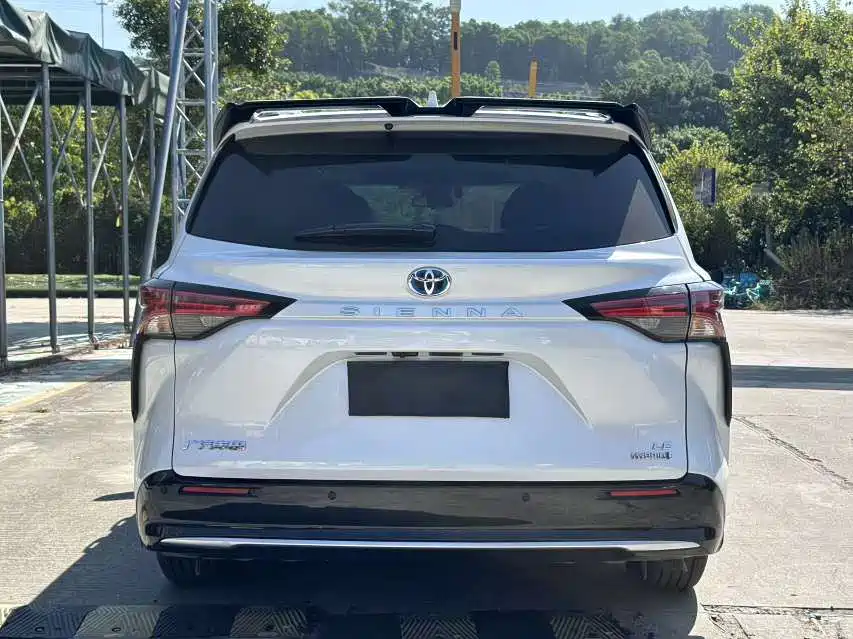 Toyota Sienna — фото 8