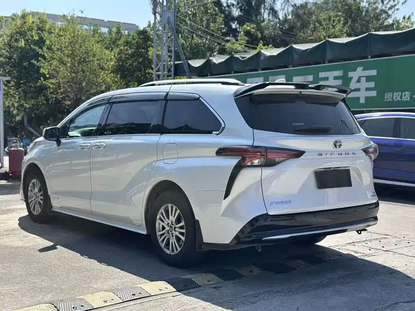 Toyota Sienna — фото 9