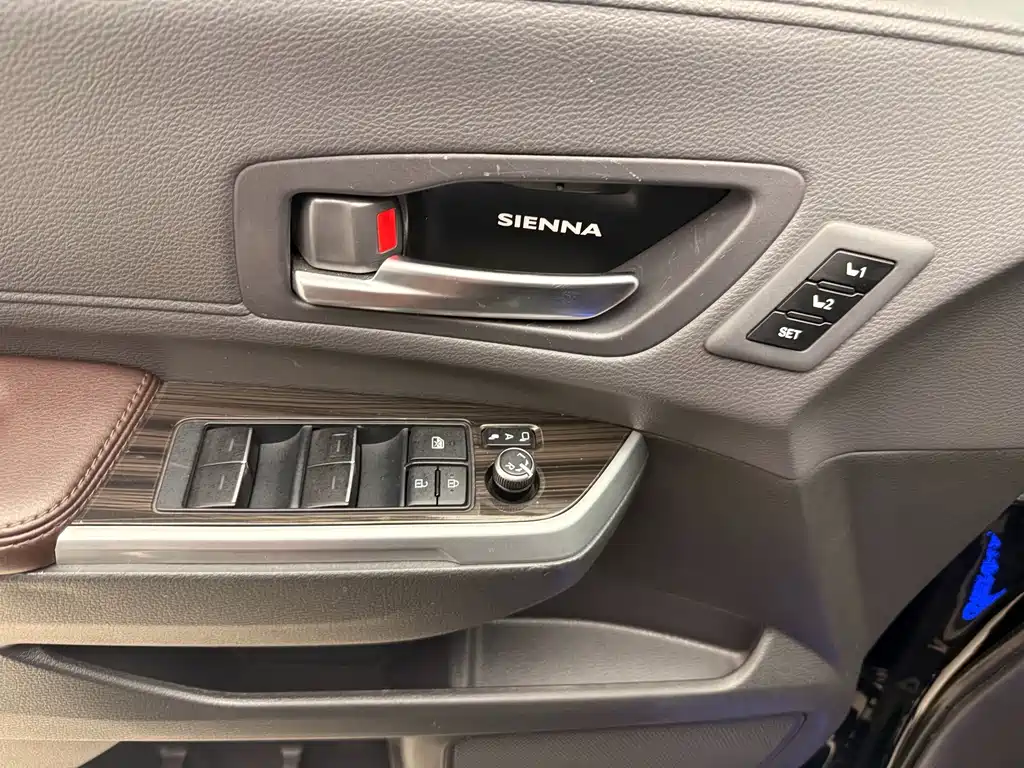 Toyota Sienna — фото 9