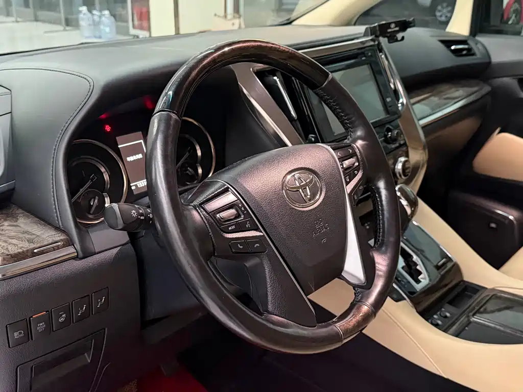 Toyota Vellfire — фото 9