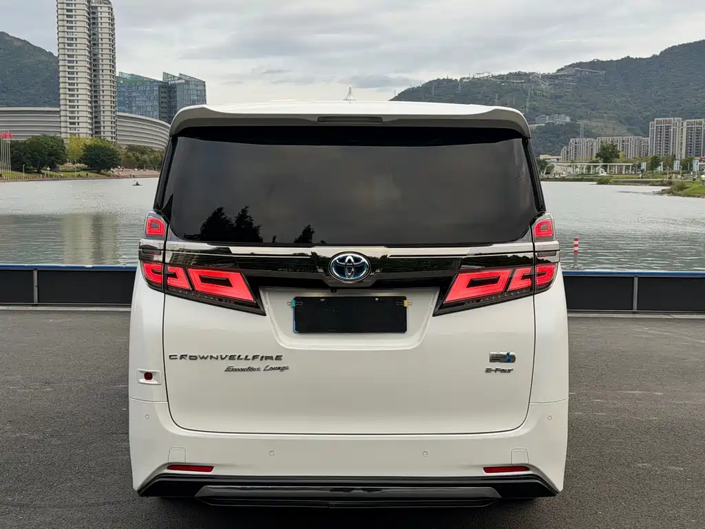 Toyota Vellfire — фото 8