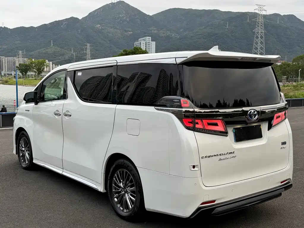 Toyota Vellfire — фото 9