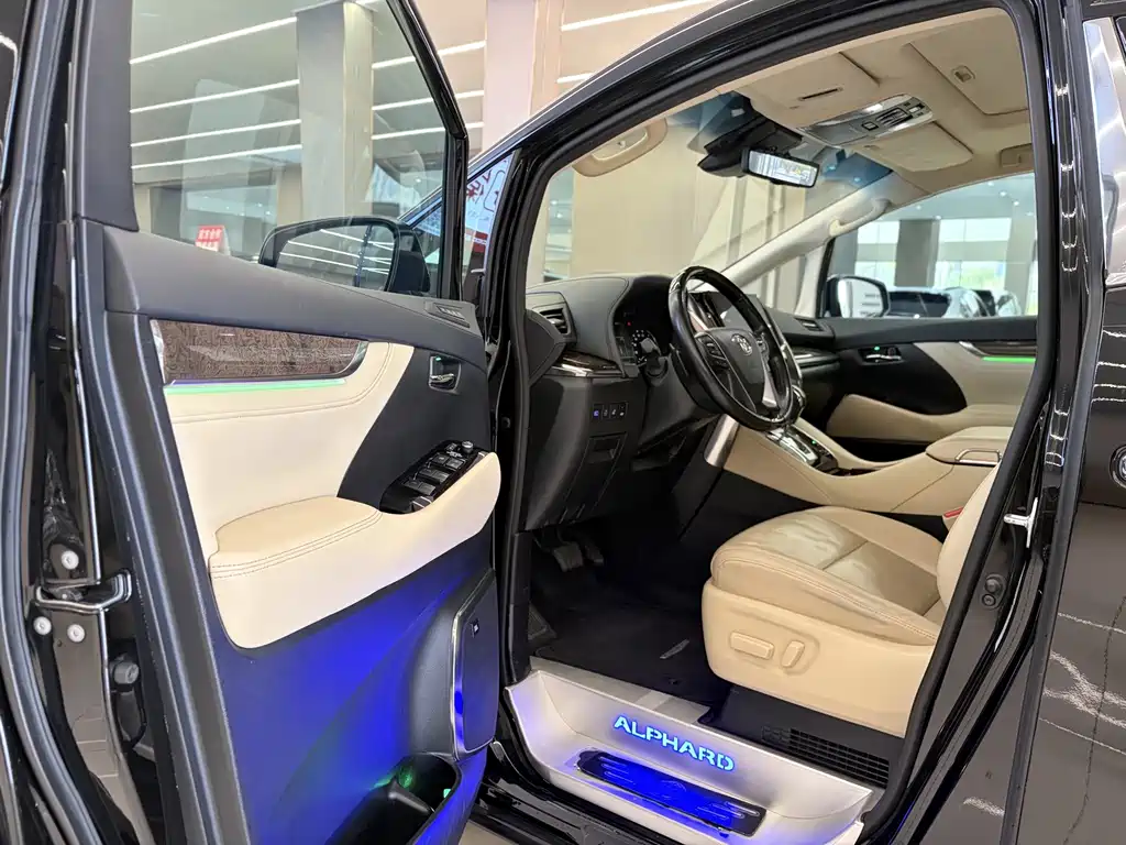 Toyota Alphard — фото 4