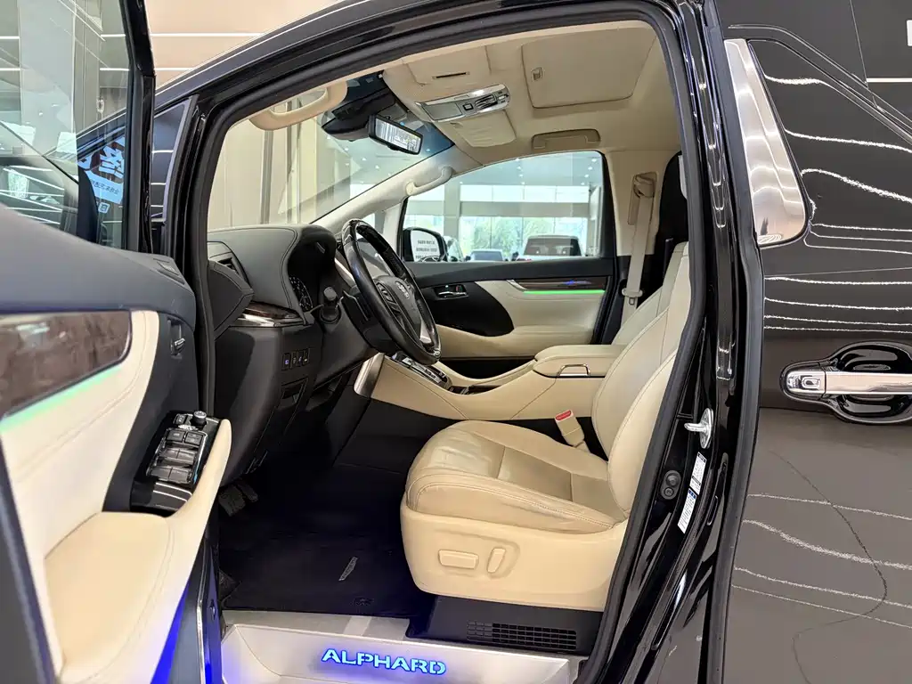 Toyota Alphard — фото 5
