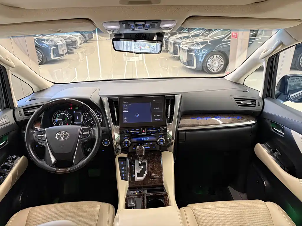 Toyota Alphard — фото 8