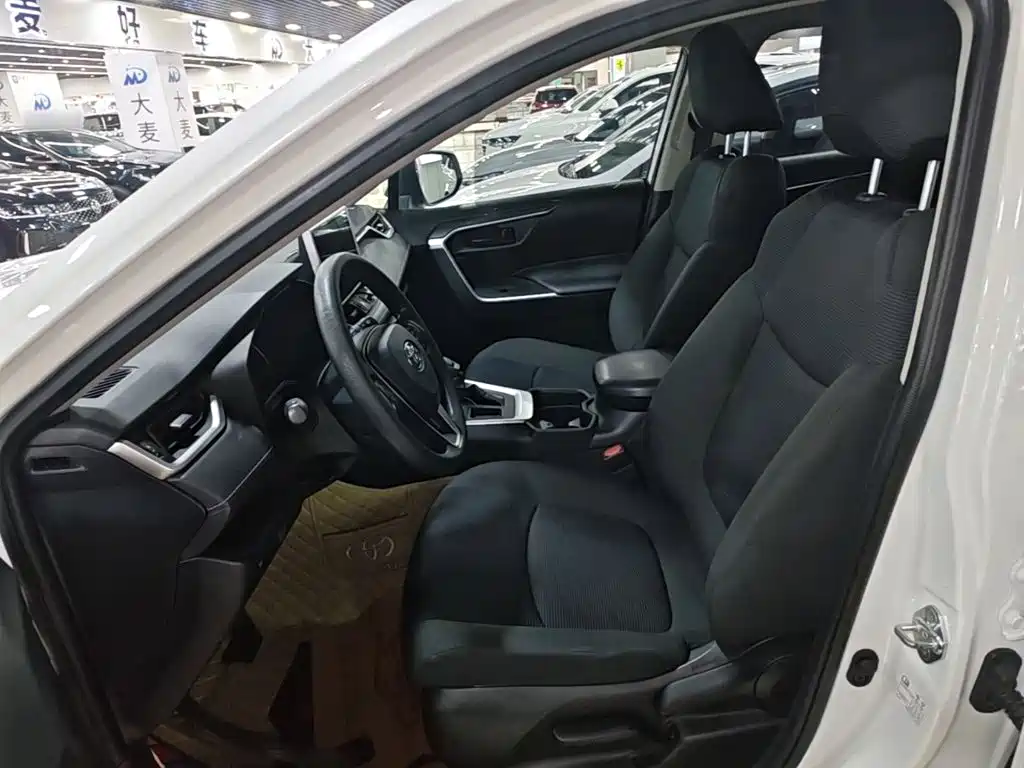 Toyota RAV4 — фото 14
