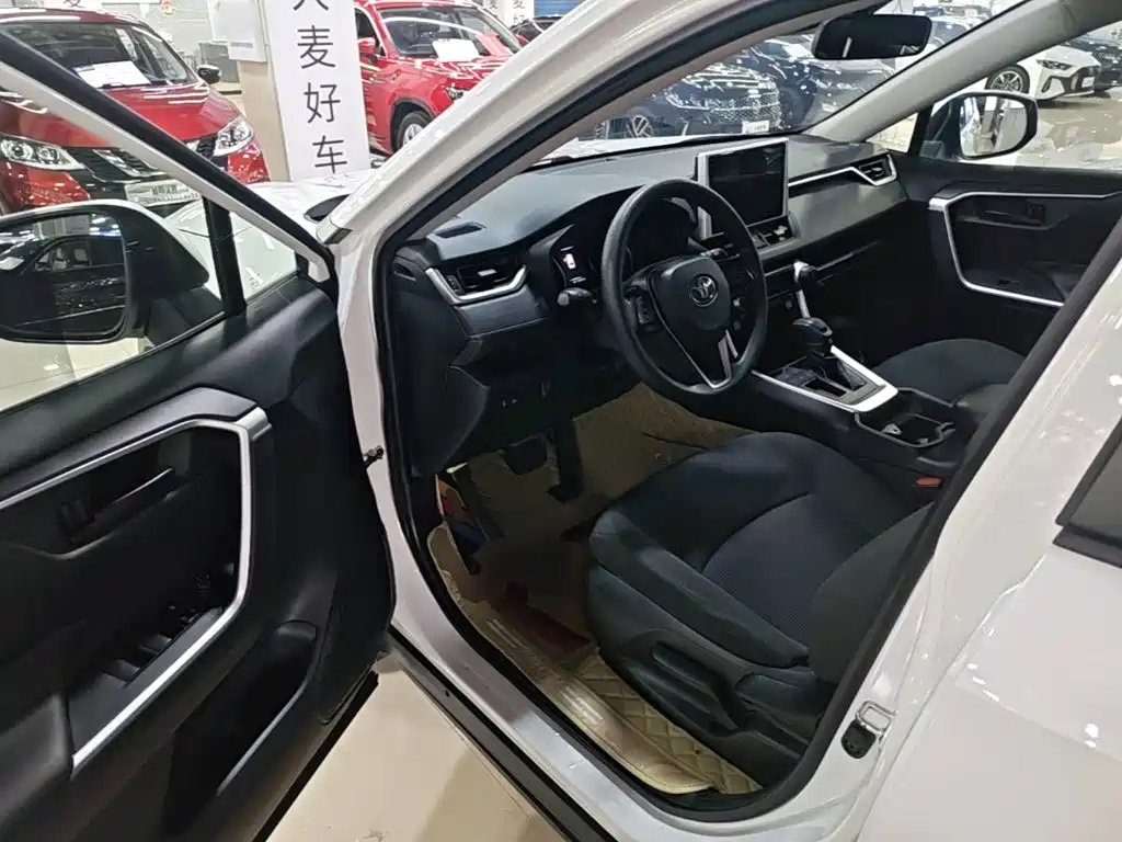 Toyota RAV4 — фото 15