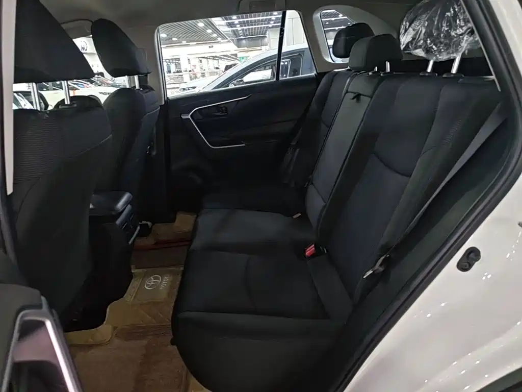 Toyota RAV4 — фото 16